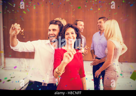 Zusammengesetztes Bild von lächelnden Freunde zusammen stehen Stockfoto