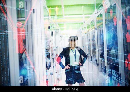 Zusammengesetztes Bild des binären Codes und Menschen Symbole Stockfoto