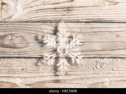 Bild von Glas Schneeflocke Weihnachtsschmuck auf hölzernen Hintergrund. Stockfoto