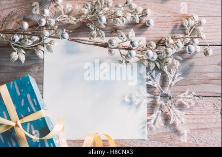 Unter dem Motto Mockup Winterszene mit leerem Papier und Holz Hintergrund Bild. Ansicht von oben. Stockfoto