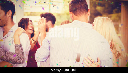 Zusammengesetztes Bild der happy Friends tanzen zusammen Stockfoto
