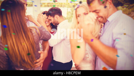 Zusammengesetztes Bild der jungen Freunde tanzen Stockfoto