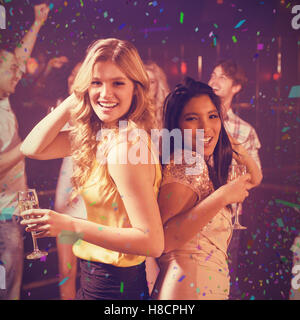 Zusammengesetztes Bild der happy Friends tanzen Stockfoto