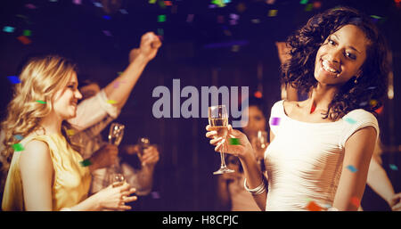 Zusammengesetztes Bild der happy Friends holding Sektflöte "Soirée" beim Tanzen Stockfoto