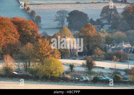 Frostigen Herbst Morgen bei Sonnenaufgang mit Blick auf oberen Schlachtung. Cotswolds, Gloucestershire, England Stockfoto