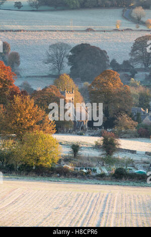 Frostigen Herbst Morgen bei Sonnenaufgang mit Blick auf oberen Schlachtung. Cotswolds, Gloucestershire, England Stockfoto