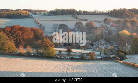 Frostigen Herbst Morgen bei Sonnenaufgang mit Blick auf oberen Schlachtung. Cotswolds, Gloucestershire, England Stockfoto