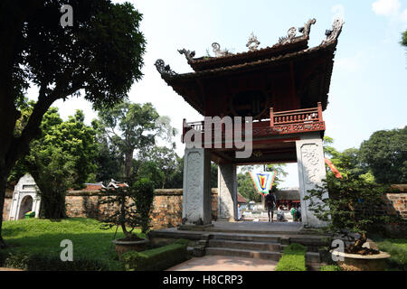Der zweite Hof Van Mieu - Tempel des Konfuzius, genannt im Volksmund Tempel der Literatur in Hanoi. Stockfoto