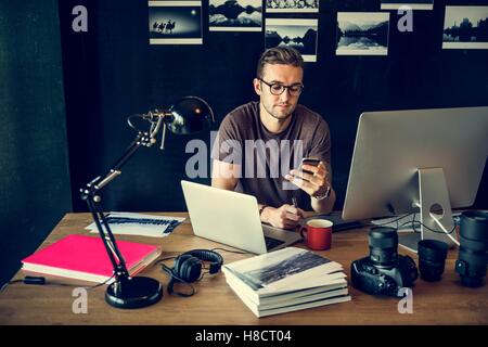 Mann beschäftigt Fotografen bearbeiten Home Office Konzept Stockfoto