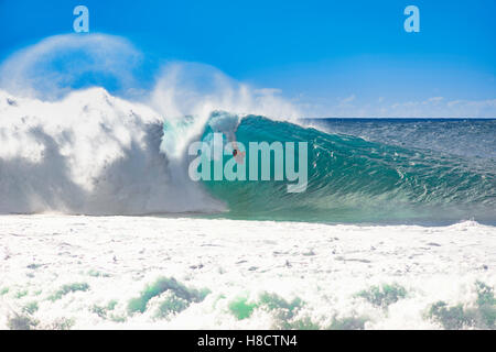 Bodyboarder auf Banzai Pipeline Hawaii, auf diesem Oktober Tag Wellen waren 15-20 Fuß. Stockfoto