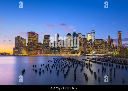 Skyline von New York City am East River. Stockfoto