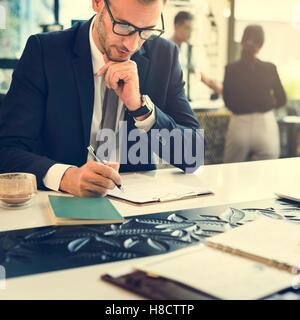 Ernsthaften Geschäftsmann ausfüllen Formular Konzept Stockfoto