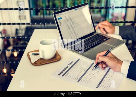Business-Mann ausfüllen Anwendung Form-Konzept Stockfoto