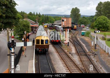 Gwr pannier Tanker 6412 mit Dampf bis erwartet Wasser bis in Buckfastleigh Bahnhof top Stockfoto