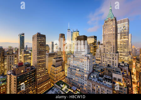 New York City-Financial District Stadtbild in der Abenddämmerung. Stockfoto