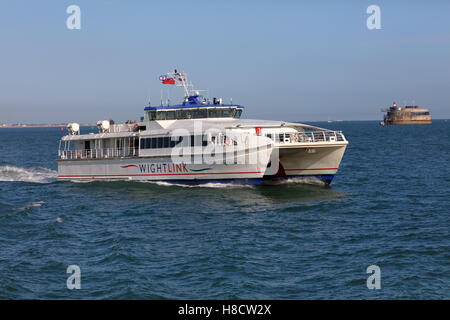 Wight Rider II high-Speed Katamaran Fähre auf dem Weg von Portsmouth nach Ryde Isle Of Wight UK vorbei Spitbank Fort Stockfoto