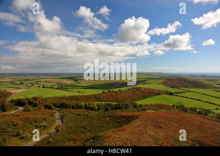 Landschaftsansicht östlich von oben Hardys Denkmal auf Blackdown Hügel in Richtung Poole und Bournemouth und gute Wolkengebilde Rollen Stockfoto