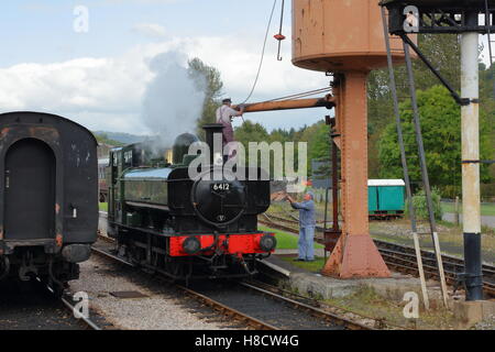 Gwr pannier Tanker 6412 Auffüllen Wasser in Buckfastleigh Bahnhof in Vorbereitung für Dampf staverton und Totnes Stockfoto