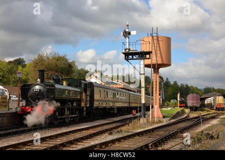 Gwr pannier Tanker 6412 mit Dampf bis erwartet Abfahrt Signal von buckfastleigh Bahnhof für staverton und Totnes Stockfoto