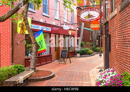 PORTSMOUTH, NEW HAMPSHIRE - 28. September 2016: Geschäfte und Restaurants auf historischen kommerziellen Gasse in Portsmouth. Stockfoto