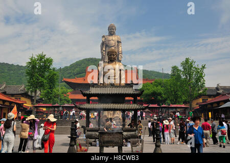 17. Mai 2015.  Wuxi, China.  Chinesische Touristen fotografieren und im szenischen Bereich und Lingshan Buddha in Wuxi China zu beten. Stockfoto