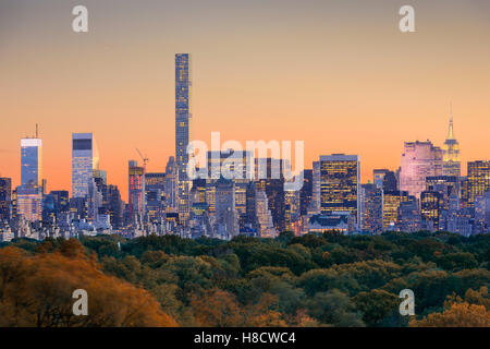 Skyline von New York City über den Central Park im Frühherbst. Stockfoto