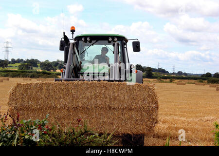 Saisonale Harvester quadratische Strohballen stapeln Stockfoto