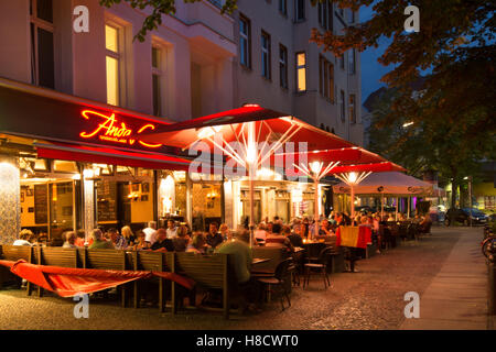 Berlin im Sommer, Savignyplatz, Savigny Platz Platz Platz Charlottenburg Wilmersdorf mit Restaurant ihren Stockfoto
