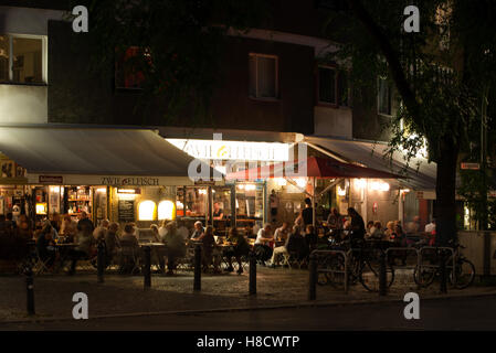 Berlin im Sommer, Savignyplatz, Savigny Platz Platz Platz Charlottenburg Wilmersdorf mit Restaurant zwiebelfisch Stockfoto