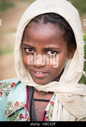 Porträt eines jungen äthiopischen Mädchens - Souvenir-Verkäufer in Axum. Stockfoto