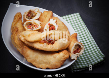 Platte mit Panzerotti Stockfoto