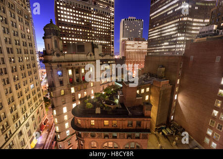 Bankenviertel Stadtbild mit neuer und Alter Architektur in New York City. Stockfoto