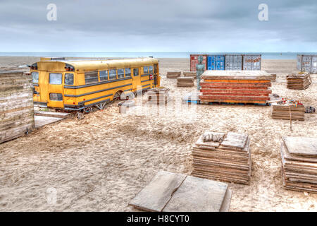 Ende der Saison und der Endphase des Entfernens der Strandpavillons in Scheveningen, Zuid-Holland, Niederlande. Stockfoto