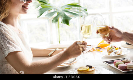 Paar feiert Jubiläum Dining Konzept Stockfoto