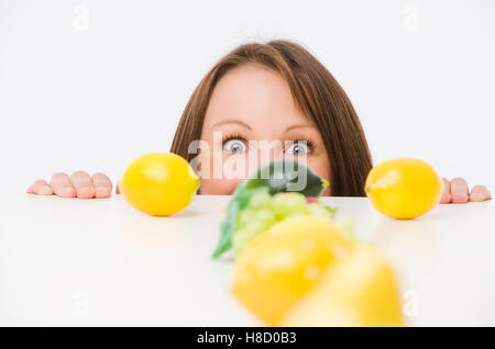Frau hinter einer Reihe von Früchten Stockfoto