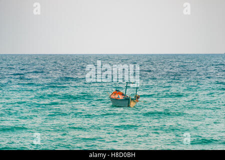 Traditionellen Longtail-Boot im türkisfarbenen Meer, Long Beach, San-Sok-Dorf, Insel Koh Rong, Krong Preah Sihanouk, Sihanoukville Stockfoto