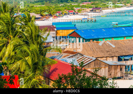 Ansicht von Gebäuden und Piers von Long Beach, San-Sok-Dorf, Insel Koh Rong, Krong Preah Sihanouk, Sihanoukville, Kambodscha Stockfoto