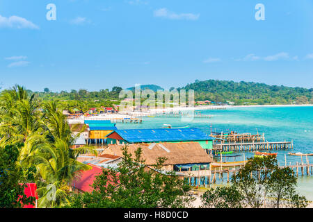 Ansicht von Gebäuden und Piers von Long Beach, San-Sok-Dorf, Insel Koh Rong, Krong Preah Sihanouk, Sihanoukville, Kambodscha Stockfoto