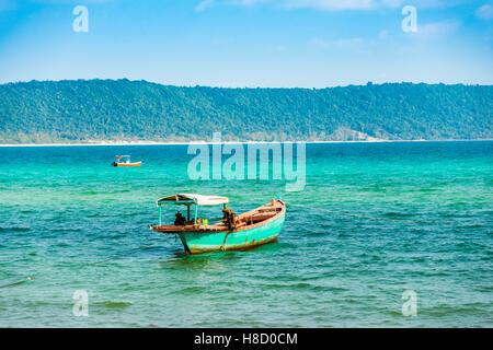 Traditionellen Longtail-Boot im türkisfarbenen Meer, Long Beach, San-Sok-Dorf, Insel Koh Rong, Krong Preah Sihanouk, Sihanoukville Stockfoto