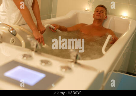 Mann in Badewanne, Spa Stockfoto