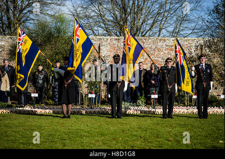 Royal British Legion Standardträger senken ihre Flaggen während eines Gottesdienstes für die Eröffnung von dem Bereich des Gedenkens an Royal Wootton Bassett, in der Nähe von Swindon. Stockfoto
