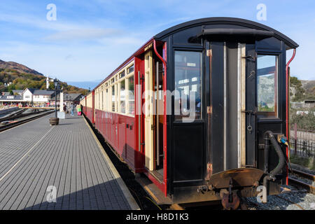 Porthmadog Station der Eisenbahn wieder. Stockfoto