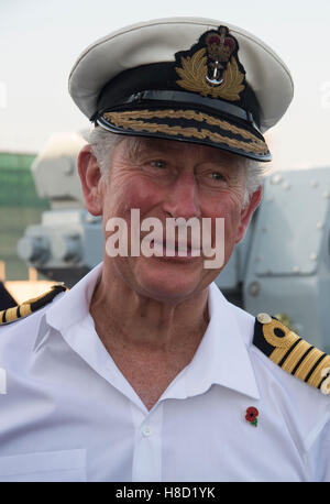 Der Prinz von Wales auf HMS Middleton wie er Mina Salman Naval Base besucht, wo er die Wohlfahrt Block eröffnet und traf UK, Commonwealth und kombiniert maritimen Kräfte, die bei einem Besuch in das Land im Rahmen seiner Tour im Nahen Osten in Bahrain dienen. PRESS ASSOCIATION Foto, Foto Datum: Donnerstag, 10. November 2016. Vgl. PA Geschichte ROYAL Tour. Bildnachweis sollte lauten: Arthur Edwards/The Sonne/PA Wire Stockfoto