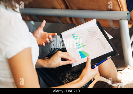 Geschäftsleute treffen im modernen Büro Stockfoto