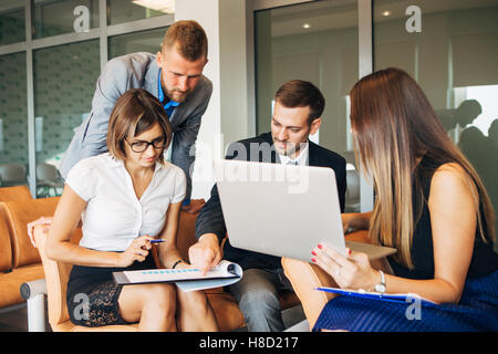 Geschäftsleute treffen im modernen Büro Stockfoto