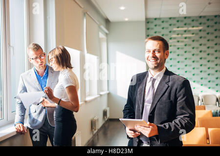 Drei Geschäftsleute arbeiten im Büro Stockfoto