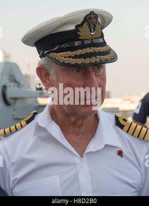 Der Prinz von Wales auf HMS Middleton wie er Mina Salman Naval Base besucht, wo er die Wohlfahrt Block eröffnet und traf UK, Commonwealth und kombiniert maritimen Kräfte, die bei einem Besuch in das Land im Rahmen seiner Tour im Nahen Osten in Bahrain dienen. PRESS ASSOCIATION Foto, Foto Datum: Donnerstag, 10. November 2016. Vgl. PA Geschichte ROYAL Tour. Bildnachweis sollte lauten: Arthur Edwards/The Sonne/PA Wire Stockfoto