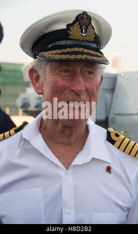 Der Prinz von Wales auf HMS Middleton wie er Mina Salman Naval Base besucht, wo er die Wohlfahrt Block eröffnet und traf UK, Commonwealth und kombiniert maritimen Kräfte, die bei einem Besuch in das Land im Rahmen seiner Tour im Nahen Osten in Bahrain dienen. PRESS ASSOCIATION Foto, Foto Datum: Donnerstag, 10. November 2016. Vgl. PA Geschichte ROYAL Tour. Bildnachweis sollte lauten: Arthur Edwards/The Sonne/PA Wire Stockfoto