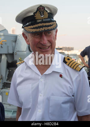 Der Prinz von Wales auf HMS Middleton wie er Mina Salman Naval Base besucht, wo er die Wohlfahrt Block eröffnet und traf UK, Commonwealth und kombiniert maritimen Kräfte, die bei einem Besuch in das Land im Rahmen seiner Tour im Nahen Osten in Bahrain dienen. PRESS ASSOCIATION Foto, Foto Datum: Donnerstag, 10. November 2016. Vgl. PA Geschichte ROYAL Tour. Bildnachweis sollte lauten: Arthur Edwards/The Sonne/PA Wire Stockfoto