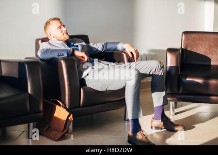 gut aussehend Geschäftsmann in Ledersessel Stockfoto